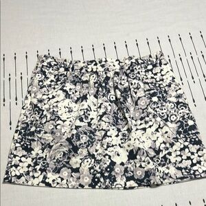 Gap Black and White floral print  Mini  Skirt.  Size 10